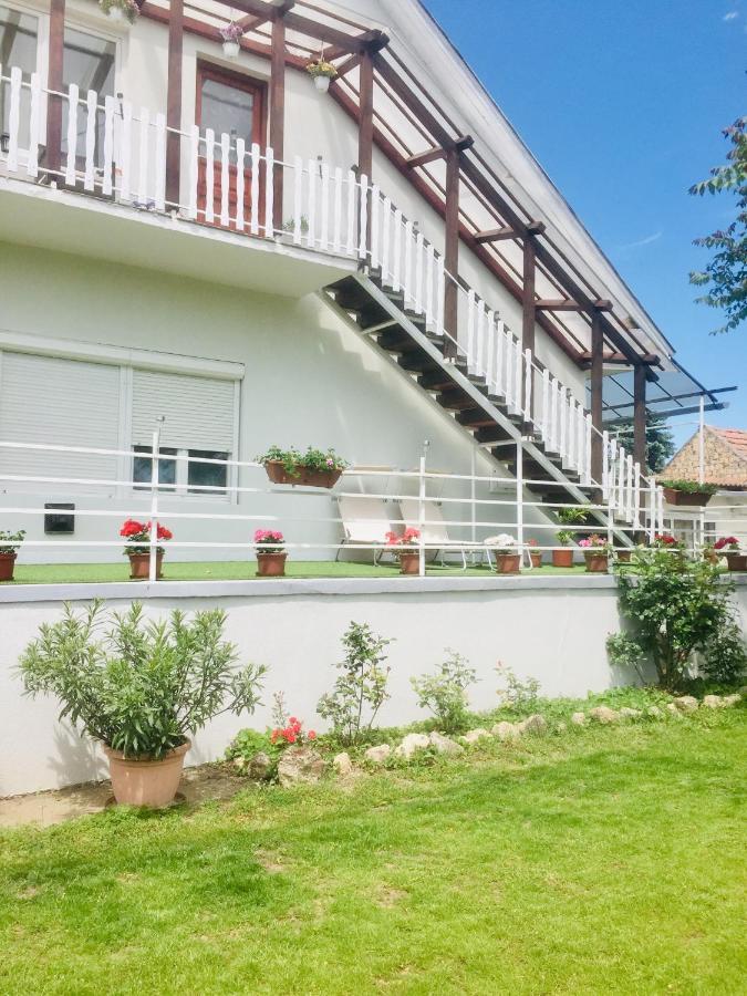 Lelle -Kert Apartman 03 Balatonlelle Exterior photo